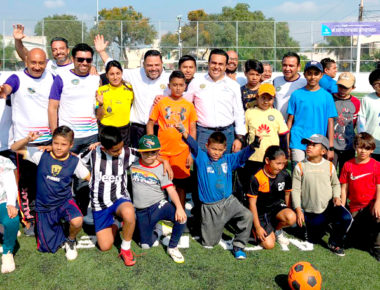Estrenan cancha de futbol en la colonia Jardines del Valle