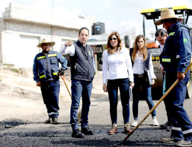 Autoridades Estatal y Municipal supervisan obra en carretera en el municipio de Corregidora