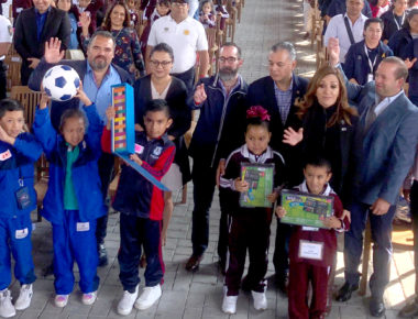 Niños canjean juguetes que incitan a la violencia por otros que fomenten la creatividad