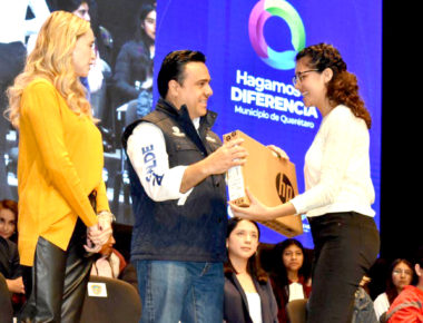 Reciben alumnos de 27 prepas y bachilleratos computadoras portátiles