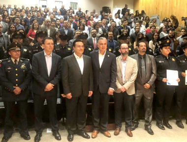 Reciben equipo, reconocimientos, uniformes y armamento integrantes de la SSPM