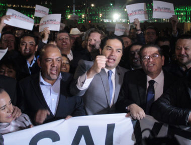 Alrededor de 200 alcaldes exigen en Palacio Nacional hablar con AMLO