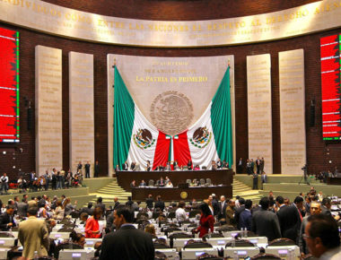 Legislan para que nadie reciba sueldo superior al del Presidente de la República