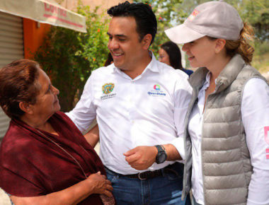 Entrega Luis Nava apoyos en La Monja, Santa Rosa Jáuregui