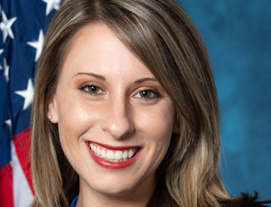 Tras difusión de detalles y fotos de su vida sexual en Facebook, la congresista Katie Hill renuncia