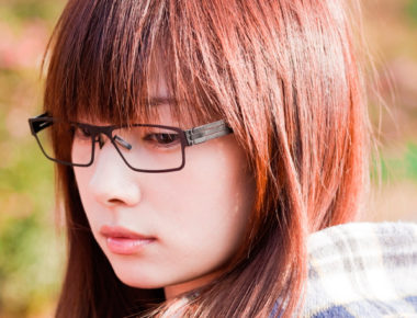En Japón prohíben a mujeres usar lentes