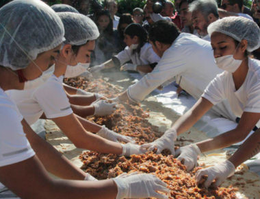Estudiantes colaboran en la elaboración del taco de carnitas más grande del mundo