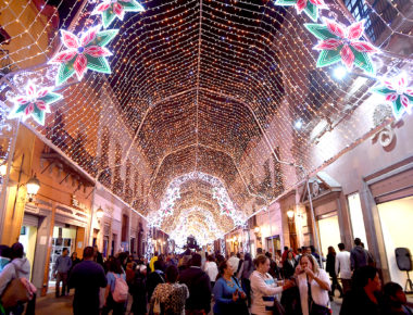 Encienden Karina Castro y Francisco Domínguez la navidad en Centro Histórico