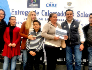 Habitantes de la Delegación de Santa Rosa Jáuregui reciben calentadores solares
