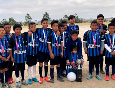 Premian a campeones de fútbol femenil e infantil en Querétaro