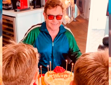 Elton John celebra su cumpleaños en casa