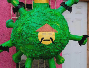 Artesano crea piñata “coronavirus”