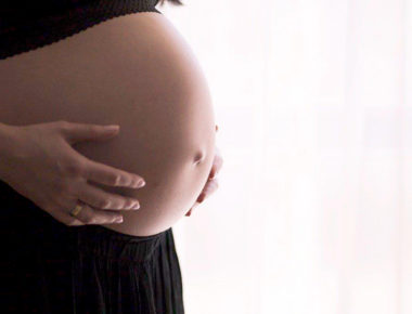 Madres embarazadas contagiadas no transmiten coronavirus a sus bebes