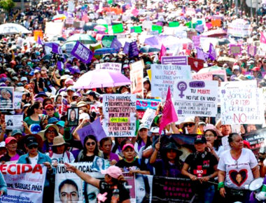 Marchan miles de mujeres en protesta contra la violencia de género