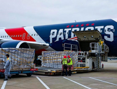 Avión de Patriots viaja a China por 1.2 millones de máscaras para Boston
