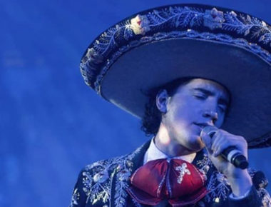Alex Fernández regala despensas