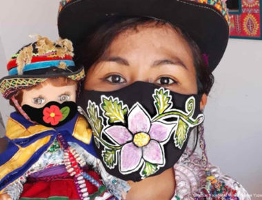 Artesanos mexicanos fabrican cubrebocas bordados