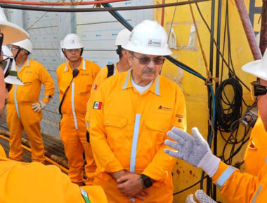 Pemex pide a empleados que acepten baja de 25% en salarios