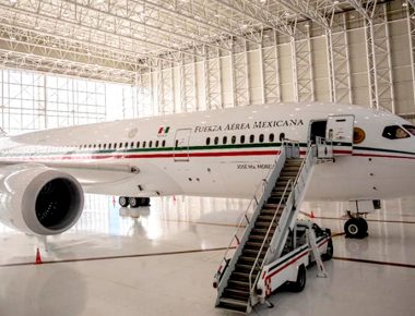 Empresarios compran miles de boletos para avión presidencial, los repartirán al pueblo.