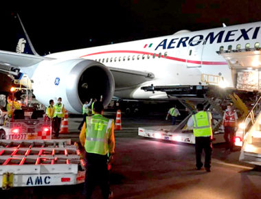 Llega desde China el primero de veinte vuelos con equipo médico