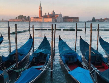 Góndolas reviven el escenario veneciano pese a la ausencia de turismo