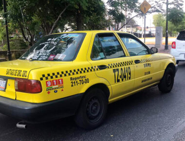 Colocan en capital queretana cabinas en taxis que aíslan a chofer y pasajeros