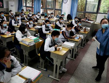Estudiantes regresan a clases en Wuhan, China