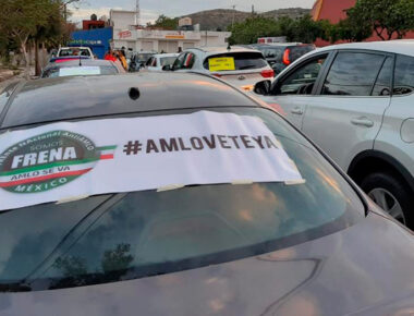 Caravana de automovilistas se manifiesta contra AMLO