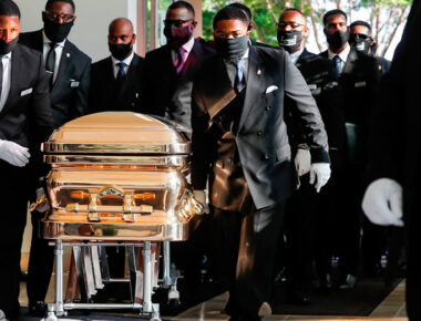 Miles se congregan en iglesia de Houston para despedir a George Floyd