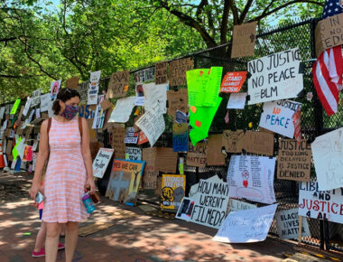 Carteles de las protestas colgados en la Casa Blanca serán piezas de museo