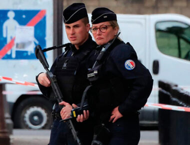 Francia da marcha atrás a prohibición de llaves al cuello en arrestos