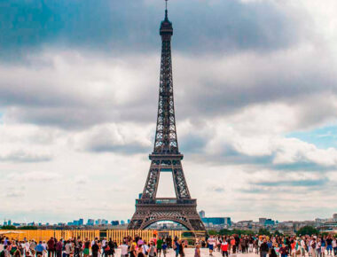 Torre Eiffel vuelve a recibir público tras un cierre de tres meses