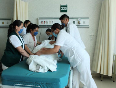 Rinden homenaje a personal de salud