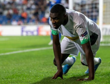 Futbolistas protestan en partidos por asesinato de George Floyd