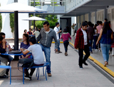 Tras crisis UAQ ayuda a sus estudiantes para que continúen estudiando