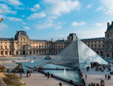 El Louvre de París reabre sus puertas sin público extranjero