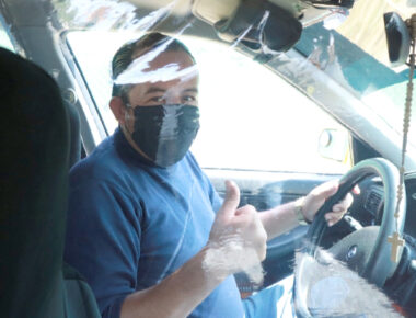 Servicio de taxis implementa mamparas de seguridad en unidades