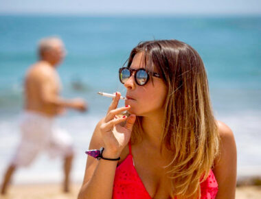 Buscan prohibir venta de tabaco en playas de México