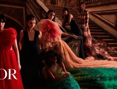 Dior viste de feminismo el Palacio de Versalles Bailarinas y modelos dialogan con la instalación artística de resina, cera o acacia que cubre los imponentes espejos del palacio, situado a las afueras de París