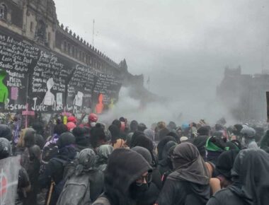 Mujeres derriban vallas de Palacio Nacional