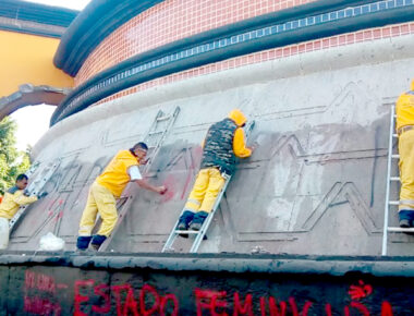 Comienzan a limpiar en la capital queretana pintas de protesta del 8 de marzo