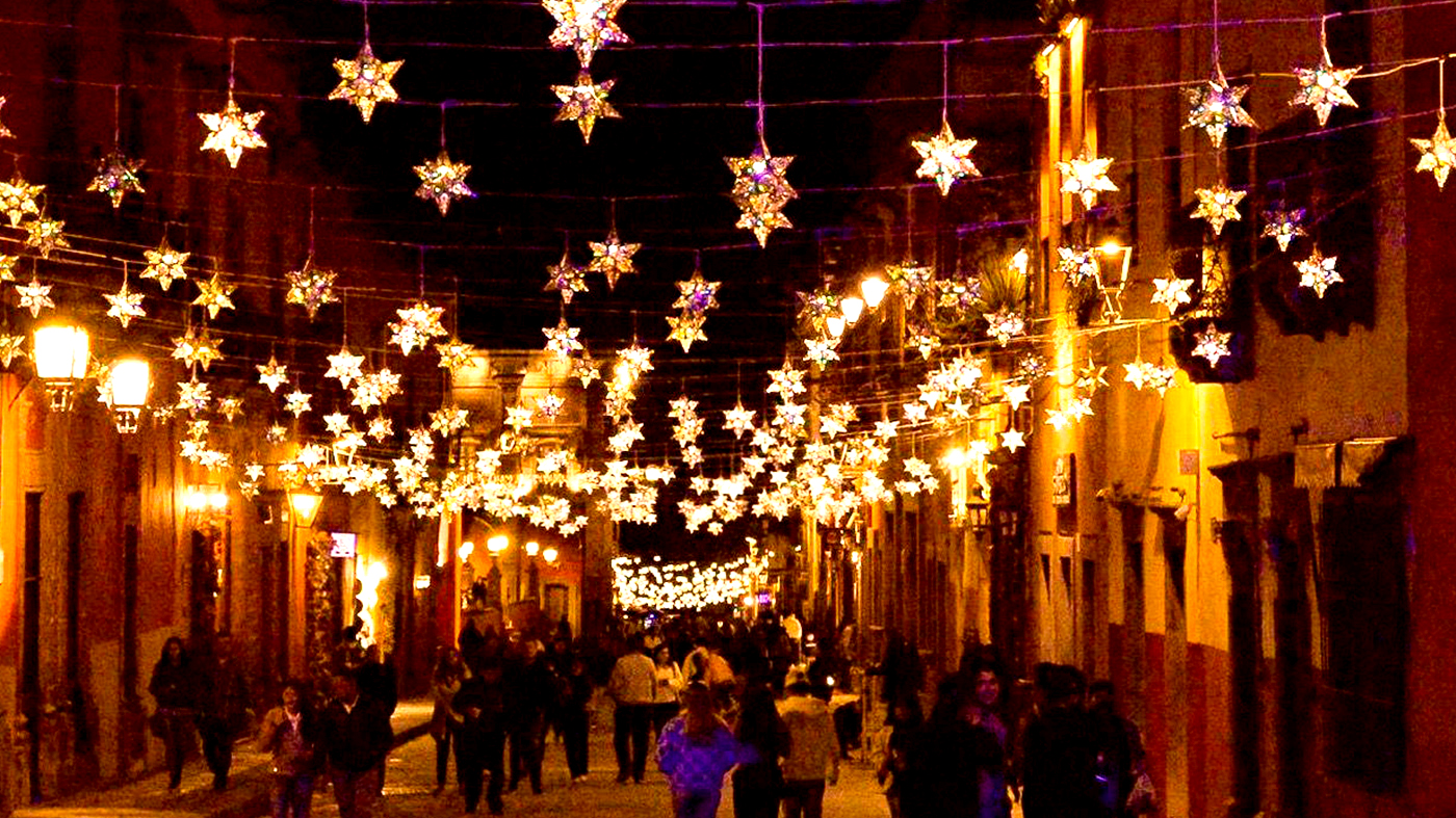 El color de la Navidad resalta la belleza de San Miguel de Allende La